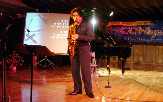 유진웅 씨의 연주