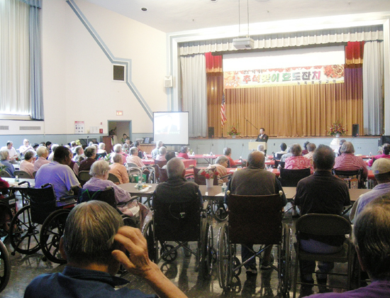 뉴욕효성교회에서는 13일 롱아일랜드 한국 요양원에서 추석맞이 효도 잔치를 개최했다. 