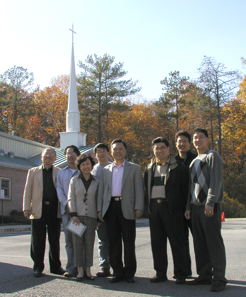 나눔창조사역을 이끌고 있는 새한장로교회 사역팀. 왼쪽부터 김성식 장로, 김진옥 전도사, 임창범 집사, 송상철 담임목사, 김재성 부목사, 박상조 교육전도사, 국윤권 교육목사. 