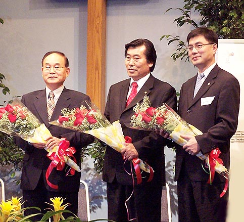 왼쪽부터 신임회장 이병홍 목사, 목사부회장 정수명 목사, 평신도부회장 송정훈 장로