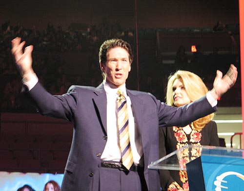 조엘 오스틴 목사(좌)와 그 부인(우)