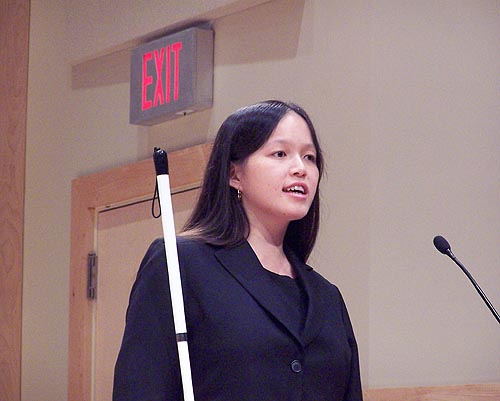 찬양을 부르고 있는 시각장애인 엘렌