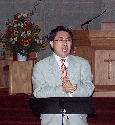 통성기도회를 인도하고 있는 박태규 목사