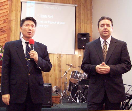 박마이클 목사(통역)와 에릭 폴리 목사(강의)