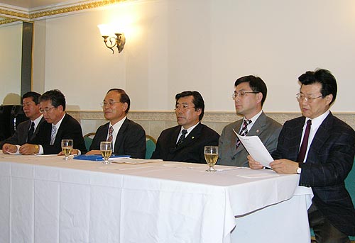 왼쪽부터 이재덕 사무총장, 김수태 총무, 이병홍 회장, 정수명 부회장, 송정훈 장로, 김형규 서기