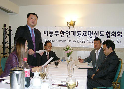 올해의 목회자 상 취지를 설명하고 있는 한창연 의장