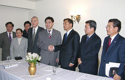 악수하는 전임이사장 송정훈 장로(좌)와 신임이사장 유지성 장로(우)