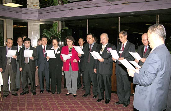 신용한 회장(오른쪽에서 4번째)과 함께 찬양하고 있는 CBMC회원들