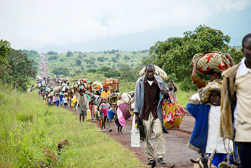 죽음의 내전을 피해 길을 가고 있는 콩고 난민들. ⓒ월드비전 제공 