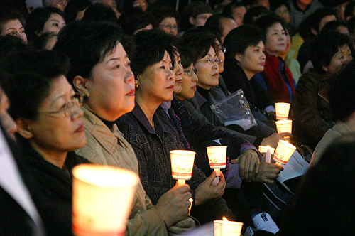 기독교사회책임 주최로 열린 북한인권결의안 통과를 위한 촛불기도회 모습 ⓒ자료사진