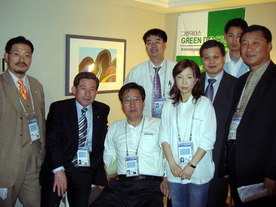 롯데호텔 당직자들을 방문하여 격려하는 그린닥터스 당직의료진들과 임원진들 &copy;허난세위원