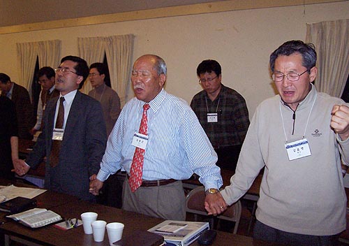 청소년들의 부흥을 위해 기도하는 모습