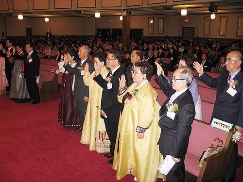 장로 부부가 장로서약하는 모습