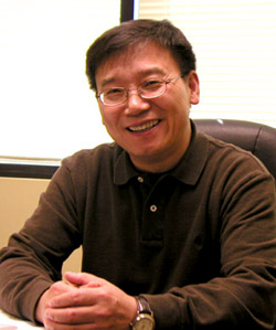 김영복 목사는 신비한 체험을 통해 회심하고 목회자의 길을 결심했다. 세상에서 많은 경험을 해봐서 일까? 웃음에는 애환이 녹아있지만, 누구라도 받아들 일수 있는 넉넉한 가슴을 가졌다