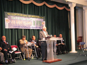 창립예배에서 설교하는 임동선 목사