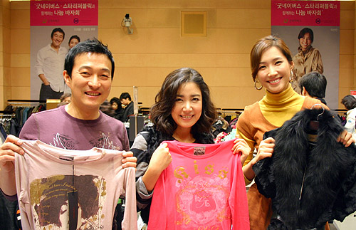 바자회에 참여한 이재룡·유호정 부부와 모델 이선진 씨가 포즈를 취하고 있다. ⓒ굿네이버스 제공