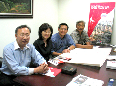 좌로부터 GOA여행사의 이동진 장로, 정은옥 집사, 김진영 사장, 이백호 목사