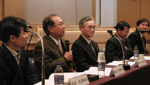 8일 연동교회에서 개최된 붉은악마 개명을 위한 공청회에서 참석자들이 토론하고 있다 ⓒ 이화영 기자