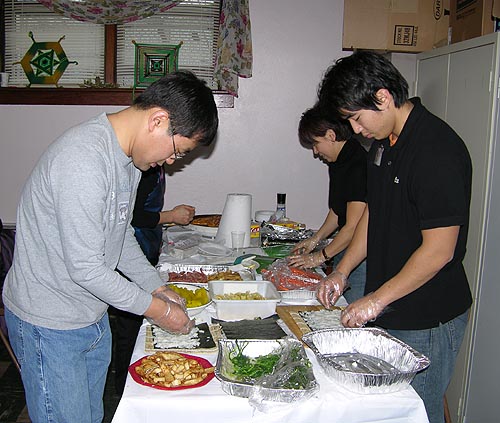 김밥을 말고 있는 밀알단원들