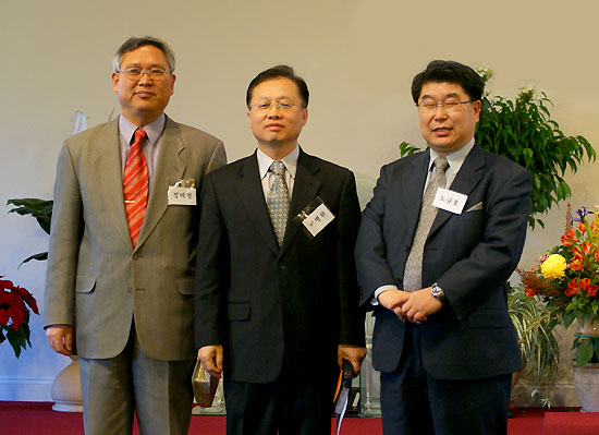 신구임원들 왼쪽부터 정택정 목사, 이병완 목사, 노규호 목사