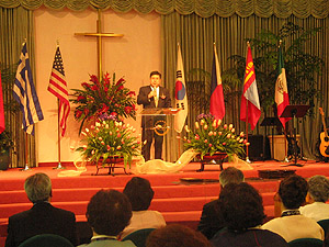 설교를 전하는 문형준 감독