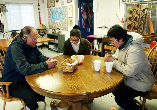 오클랜드 선원선교 양태석 목사와 방문한 방주선교교회 교인들이 소외된 선원을 위한 기도시간을 가졌다.