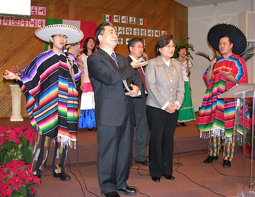 뉴욕어린양교회 성도들이 한요한 목사 부부를 위해 축복송을 부르고 있다.ⓒ정경준 기자