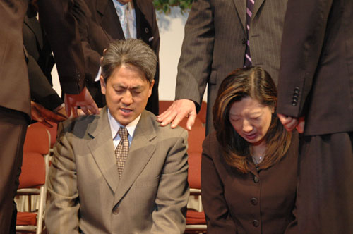 지난 2007년 파송식 때 안수받는 모습.