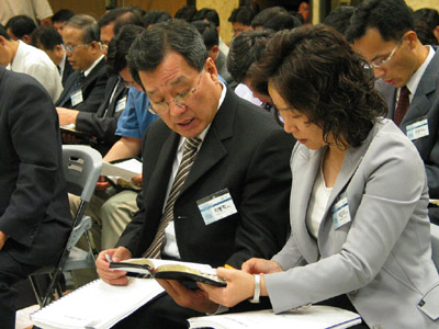 강사의 강의를 집중해서 듣고 있는 수강자들