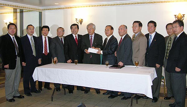 이 날 교협측은 7500여불의 성금을 송관수 목사에게 전달했다.