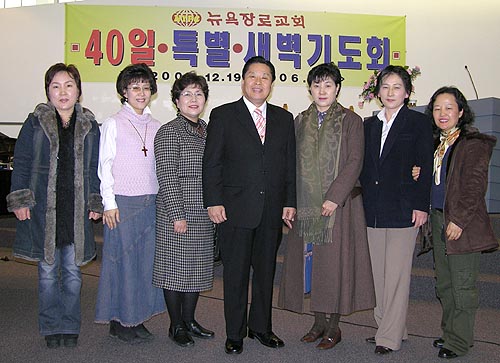 왼쪽부터 박세숙집사, 김영옥집사, 송태순전도사, 현영일목사, 최미옥전도사, 이정숙전도사, 강성이집사