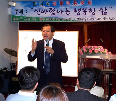 장경동 목사가 설교 도중 '회복'을 강조하고 있다.