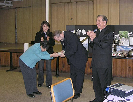 성공회 뉴욕한인교회 여선교회 대표가 벤 토레이 신부에게 북한선교기금을 전달하고 있다.