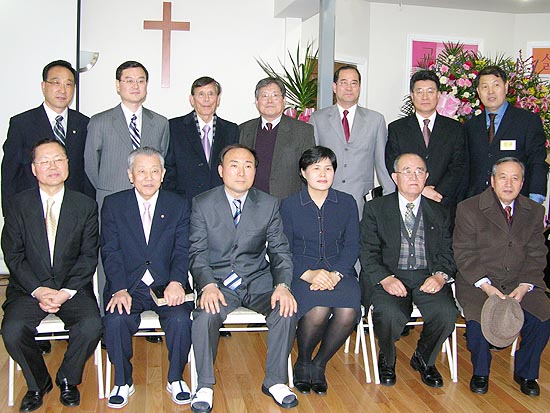 웨체스터 은혜교회 설립예배 및 담임목사 취임예배(앞줄 왼쪽에서 세번째가 배정혁 목사)