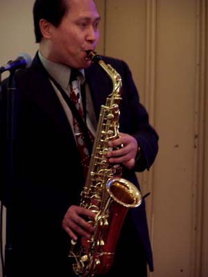 세미나를 마무리하며 찬송가의 가락을 재즈풍으로 편곡해 색소폰으로 들려주고 있는 유상열 강사.