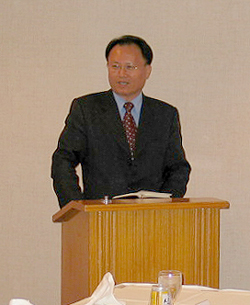 설교를 전하고 있는 박기호 박사