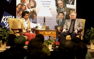 /KCBI 라디오 프로그램에 출연한 페이지 패터슨 총회장(오)과 라디오 호스트 요한나 피셔./SBC