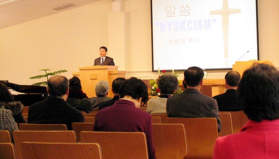 말씀을 전하고 있는 최병엽 목사