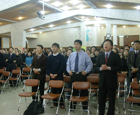 한국 C.C.C. 시무예배 장면. ⓒC.C.C.제공