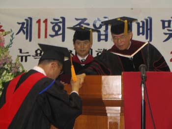 뉴욕 총신대학, 신학대학원은 지난 16일 뉴욕실로암장로교회에서 졸업예배 및 학위수여식을 가졌다.