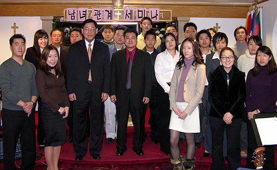 남녀관계세미나-꿈과 사랑이 있는 교회(앞줄 왼쪽에서 세번째가 임장기 목사)