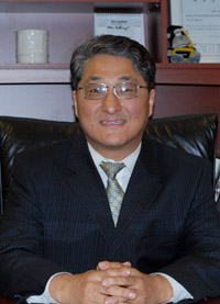 이방석 목사는 하나님 나라를 확장하는 자라는 뜻을 가진 킹더마이저라는 말 그대로 전 세계 곳곳을 다니며 부흥의 불을 붙이는데 여념이 없다. 