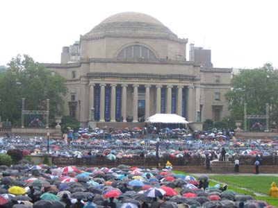 5월 19일 뉴욕 맨해턴에 위치한 콜롬비아 대학의 졸업식 광경