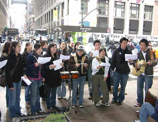 맨하탄 펜스테이션 앞에서 찬양 전도 사역을 하고 있는 ICM 찬양선교사역팀