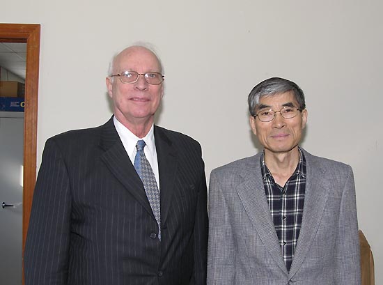 잔 함스투라 목사(좌)와 민병갑 교수(우)