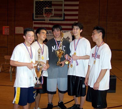 뉴욕한인중앙교회에서 독수리 오형제라 불리는 농구팀이 우승후 포즈를 취하고 있다.