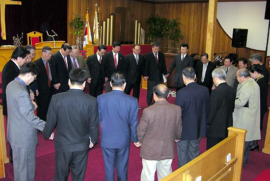 성공적인 할렐루야 복음화 대회를 위해서 기도하는 목회자들