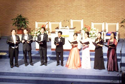 출연자 전원이 복 4중창으로 '주의 길을 걸어라'를 부르고 있다