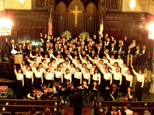 연주회가 끝난 후 출연진들이 모두 나와 감사찬양을 부르고 있다