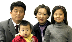 가족과 함께 한 故이신영 목사 ⓒ가나안교회